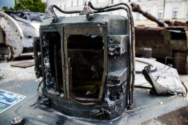 Kyiv, Ukrayna - 31 Temmuz 2023 Ukrayna 'da savaşın başlangıcından bu yana Rusya' nın askeri teçhizatının yakın çekimleri Kyiv şehir merkezindeki açık hava sergisinde gerçekleşti..