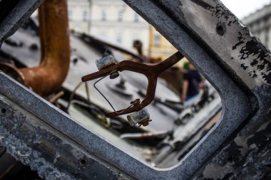 Kyiv, Ukrayna - 31 Temmuz 2023 Ukrayna 'da savaşın başlangıcından bu yana Rusya' nın askeri teçhizatının yakın çekimleri Kyiv şehir merkezindeki açık hava sergisinde gerçekleşti..