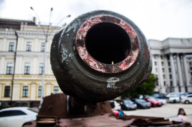 Kyiv, Ukrayna - 31 Temmuz 2023 Ukrayna 'da savaşın başlangıcından bu yana Rusya' nın askeri teçhizatının yakın çekimleri Kyiv şehir merkezindeki açık hava sergisinde gerçekleşti..