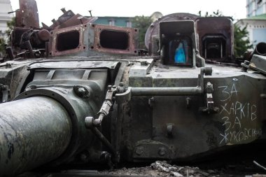 Kyiv, Ukrayna - 31 Temmuz 2023 Ukrayna 'da savaşın başlangıcından bu yana Rusya' nın askeri teçhizatının yakın çekimleri Kyiv şehir merkezindeki açık hava sergisinde gerçekleşti..