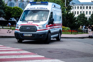 Kyiv, Ukrayna - 01 Ağustos 2023 Ambulans Kyiv şehir merkezinden geçiyor. Ukrayna 'nın başkenti genel alarm durumunda ve ambulansa çok talep var.