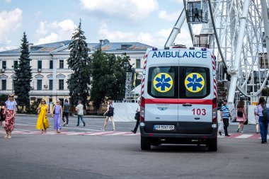 Kyiv, Ukrayna - 01 Ağustos 2023 Ambulans Kyiv şehir merkezinden geçiyor. Ukrayna 'nın başkenti genel alarm durumunda ve ambulansa çok talep var.