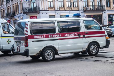 Kyiv, Ukrayna - 01 Ağustos 2023 Ambulans Kyiv şehir merkezinden geçiyor. Ukrayna 'nın başkenti genel alarm durumunda ve ambulansa çok talep var.