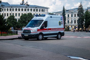 Kyiv, Ukrayna - 01 Ağustos 2023 Ambulans Kyiv şehir merkezinden geçiyor. Ukrayna 'nın başkenti genel alarm durumunda ve ambulansa çok talep var.
