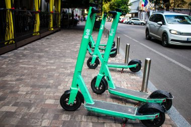 Kyiv, Ukrayna - 01 Ağustos 2023 Elektrik scooter 'ı Kyiv şehir merkezine park etmiş. İnsanlar bunu her gün kullanıyor. Başkentte ulaşımın yollarından biridir..