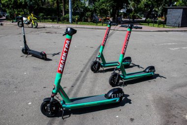 Kyiv, Ukrayna - 01 Ağustos 2023 Elektrik scooter 'ı Kyiv şehir merkezine park etmiş. İnsanlar bunu her gün kullanıyor. Başkentte ulaşımın yollarından biridir..