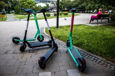 Kyiv, Ukrayna - 01 Ağustos 2023 Elektrik scooter 'ı Kyiv şehir merkezine park etmiş. İnsanlar bunu her gün kullanıyor. Başkentte ulaşımın yollarından biridir..