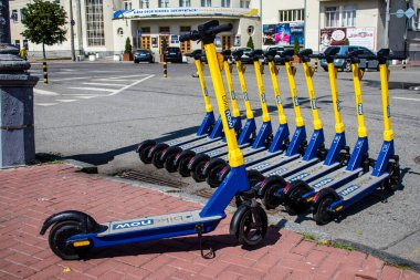 Kyiv, Ukrayna - 01 Ağustos 2023 Elektrik scooter 'ı Kyiv şehir merkezine park etmiş. İnsanlar bunu her gün kullanıyor. Başkentte ulaşımın yollarından biridir..