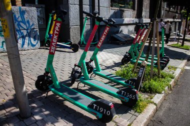 Kyiv, Ukrayna - 01 Ağustos 2023 Elektrik scooter 'ı Kyiv şehir merkezine park etmiş. İnsanlar bunu her gün kullanıyor. Başkentte ulaşımın yollarından biridir..