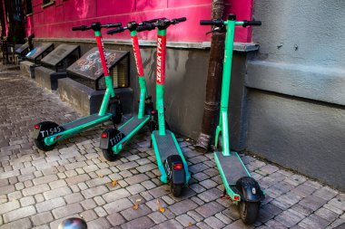 Kyiv, Ukrayna - 01 Ağustos 2023 Elektrik scooter 'ı Kyiv şehir merkezine park etmiş. İnsanlar bunu her gün kullanıyor. Başkentte ulaşımın yollarından biridir..