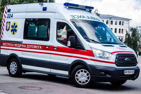 Kiev Ucrânia Agosto 2023 Ambulância Atravessando Centro Cidade Kiev Capital — Fotografia de Stock