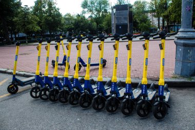 Kyiv, Ukrayna - 01 Ağustos 2023 Elektrik scooter 'ı Kyiv şehir merkezine park etmiş. İnsanlar bunu her gün kullanıyor. Başkentte ulaşımın yollarından biridir..