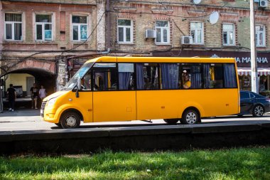 Kyiv, Ukrayna - 01 Ağustos 2023 Yerel otobüs Kyiv şehir merkezine doğru ilerliyor. İnsanlar bunu her gün kullanıyor. Başkentte ulaşımın yollarından biridir..
