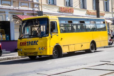 Kyiv, Ukrayna - 01 Ağustos 2023 Yerel otobüs Kyiv şehir merkezine doğru ilerliyor. İnsanlar bunu her gün kullanıyor. Başkentte ulaşımın yollarından biridir..