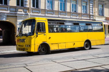 Kyiv, Ukrayna - 01 Ağustos 2023 Yerel otobüs Kyiv şehir merkezine doğru ilerliyor. İnsanlar bunu her gün kullanıyor. Başkentte ulaşımın yollarından biridir..