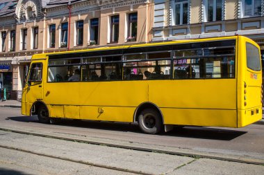 Kyiv, Ukrayna - 01 Ağustos 2023 Yerel otobüs Kyiv şehir merkezine doğru ilerliyor. İnsanlar bunu her gün kullanıyor. Başkentte ulaşımın yollarından biridir..
