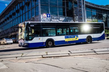 Kyiv, Ukrayna - 01 Ağustos 2023 Yerel otobüs Kyiv şehir merkezine doğru ilerliyor. İnsanlar bunu her gün kullanıyor. Başkentte ulaşımın yollarından biridir..