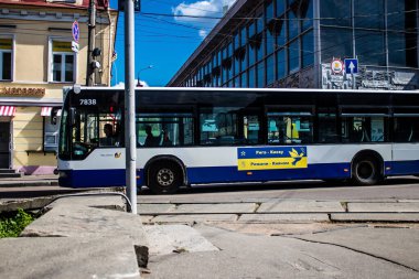 Kyiv, Ukrayna - 01 Ağustos 2023 Yerel otobüs Kyiv şehir merkezine doğru ilerliyor. İnsanlar bunu her gün kullanıyor. Başkentte ulaşımın yollarından biridir..