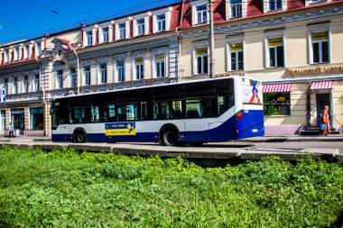 Kyiv, Ukrayna - 01 Ağustos 2023 Yerel otobüs Kyiv şehir merkezine doğru ilerliyor. İnsanlar bunu her gün kullanıyor. Başkentte ulaşımın yollarından biridir..