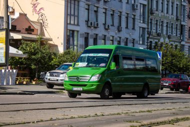 Kyiv, Ukrayna - 01 Ağustos 2023 Yerel otobüs Kyiv şehir merkezine doğru ilerliyor. İnsanlar bunu her gün kullanıyor. Başkentte ulaşımın yollarından biridir..