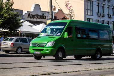 Kyiv, Ukrayna - 01 Ağustos 2023 Yerel otobüs Kyiv şehir merkezine doğru ilerliyor. İnsanlar bunu her gün kullanıyor. Başkentte ulaşımın yollarından biridir..