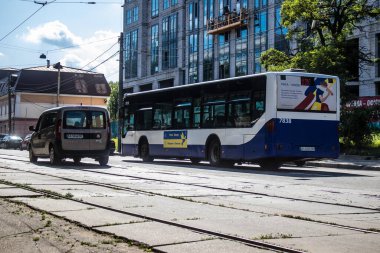 Kyiv, Ukrayna - 01 Ağustos 2023 Yerel otobüs Kyiv şehir merkezine doğru ilerliyor. İnsanlar bunu her gün kullanıyor. Başkentte ulaşımın yollarından biridir..
