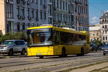 Kyiv, Ukrayna - 01 Ağustos 2023 Yerel otobüs Kyiv şehir merkezine doğru ilerliyor. İnsanlar bunu her gün kullanıyor. Başkentte ulaşımın yollarından biridir..