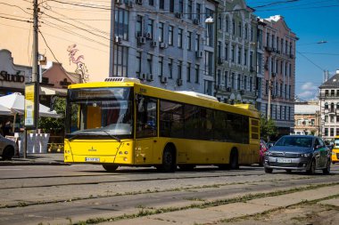 Kyiv, Ukrayna - 01 Ağustos 2023 Yerel otobüs Kyiv şehir merkezine doğru ilerliyor. İnsanlar bunu her gün kullanıyor. Başkentte ulaşımın yollarından biridir..