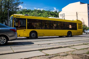 Kyiv, Ukrayna - 01 Ağustos 2023 Yerel otobüs Kyiv şehir merkezine doğru ilerliyor. İnsanlar bunu her gün kullanıyor. Başkentte ulaşımın yollarından biridir..