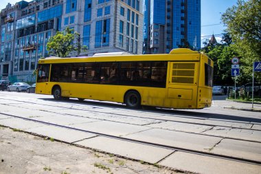 Kyiv, Ukrayna - 01 Ağustos 2023 Yerel otobüs Kyiv şehir merkezine doğru ilerliyor. İnsanlar bunu her gün kullanıyor. Başkentte ulaşımın yollarından biridir..
