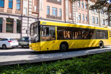 Kyiv, Ukrayna - 01 Ağustos 2023 Yerel otobüs Kyiv şehir merkezine doğru ilerliyor. İnsanlar bunu her gün kullanıyor. Başkentte ulaşımın yollarından biridir..