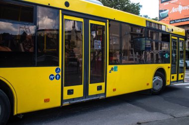 Kyiv, Ukrayna - 01 Ağustos 2023 Yerel otobüs Kyiv şehir merkezine doğru ilerliyor. İnsanlar bunu her gün kullanıyor. Başkentte ulaşımın yollarından biridir..
