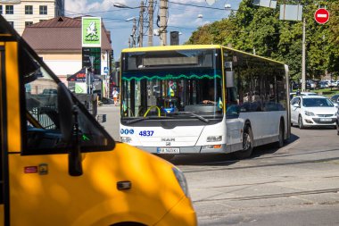 Kyiv, Ukrayna - 01 Ağustos 2023 Yerel otobüs Kyiv şehir merkezine doğru ilerliyor. İnsanlar bunu her gün kullanıyor. Başkentte ulaşımın yollarından biridir..
