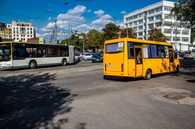 Kyiv, Ukrayna - 01 Ağustos 2023 Yerel otobüs Kyiv şehir merkezine doğru ilerliyor. İnsanlar bunu her gün kullanıyor. Başkentte ulaşımın yollarından biridir..