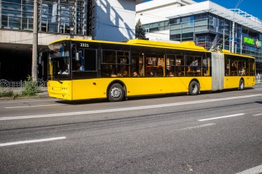 Kyiv, Ukrayna - 01 Ağustos 2023 Yerel otobüs Kyiv şehir merkezine doğru ilerliyor. İnsanlar bunu her gün kullanıyor. Başkentte ulaşımın yollarından biridir..