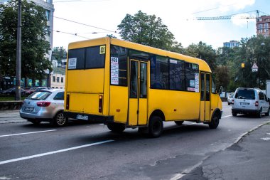 Kyiv, Ukrayna - 01 Ağustos 2023 Yerel otobüs Kyiv şehir merkezine doğru ilerliyor. İnsanlar bunu her gün kullanıyor. Başkentte ulaşımın yollarından biridir..