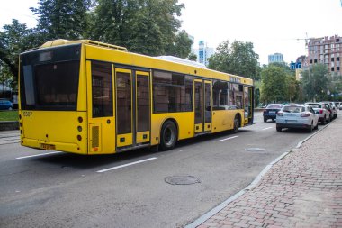 Kyiv, Ukrayna - 01 Ağustos 2023 Yerel otobüs Kyiv şehir merkezine doğru ilerliyor. İnsanlar bunu her gün kullanıyor. Başkentte ulaşımın yollarından biridir..