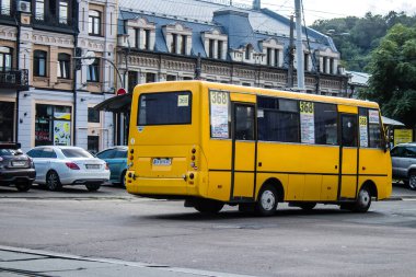 Kyiv, Ukrayna - 01 Ağustos 2023 Yerel otobüs Kyiv şehir merkezine doğru ilerliyor. İnsanlar bunu her gün kullanıyor. Başkentte ulaşımın yollarından biridir..
