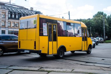 Kyiv, Ukrayna - 01 Ağustos 2023 Yerel otobüs Kyiv şehir merkezine doğru ilerliyor. İnsanlar bunu her gün kullanıyor. Başkentte ulaşımın yollarından biridir..