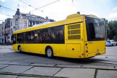 Kyiv, Ukrayna - 01 Ağustos 2023 Yerel otobüs Kyiv şehir merkezine doğru ilerliyor. İnsanlar bunu her gün kullanıyor. Başkentte ulaşımın yollarından biridir..