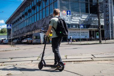 Kyiv, Ukrayna - 01 Ağustos 2023 Kyiv şehir merkezinde elektrikli scooter kullanan insanlar bunu her gün kullanıyor. Başkentte ulaşımın yollarından biridir..