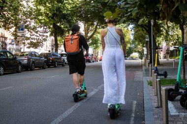 Kyiv, Ukrayna - 01 Ağustos 2023 Kyiv şehir merkezinde elektrikli scooter kullanan insanlar bunu her gün kullanıyor. Başkentte ulaşımın yollarından biridir..