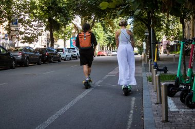 Kyiv, Ukrayna - 01 Ağustos 2023 Kyiv şehir merkezinde elektrikli scooter kullanan insanlar bunu her gün kullanıyor. Başkentte ulaşımın yollarından biridir..