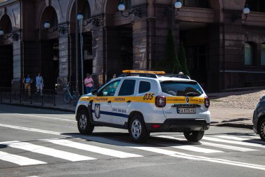 Kyiv, Ukrayna - 01 Ağustos 2023 Polis arabası Ukrayna 'nın başkenti ve sembolik bir şehir olan Kyiv sokaklarında ilerliyor