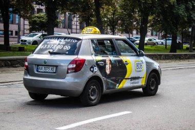 Kyiv, Ukrayna - 01 Ağustos 2023 Kyiv şehir merkezinde. İnsanlar bunu her gün kullanıyor. Başkentte ulaşımın yollarından biridir..