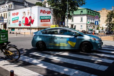 Kyiv, Ukrayna - 01 Ağustos 2023 Kyiv şehir merkezinde. İnsanlar bunu her gün kullanıyor. Başkentte ulaşımın yollarından biridir..