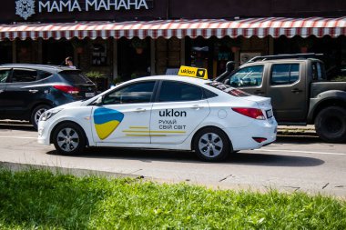 Kyiv, Ukrayna - 01 Ağustos 2023 Kyiv şehir merkezinde. İnsanlar bunu her gün kullanıyor. Başkentte ulaşımın yollarından biridir..