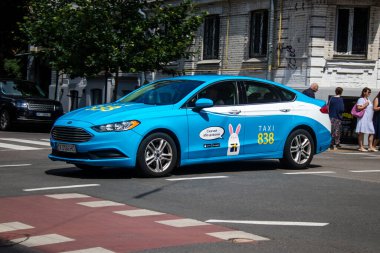 Kyiv, Ukrayna - 01 Ağustos 2023 Kyiv şehir merkezinde. İnsanlar bunu her gün kullanıyor. Başkentte ulaşımın yollarından biridir..