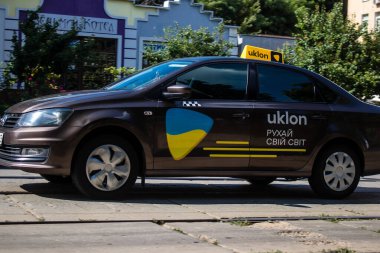 Kyiv, Ukrayna - 01 Ağustos 2023 Kyiv şehir merkezinde. İnsanlar bunu her gün kullanıyor. Başkentte ulaşımın yollarından biridir..