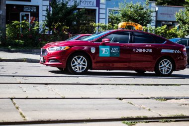 Kyiv, Ukrayna - 01 Ağustos 2023 Kyiv şehir merkezinde. İnsanlar bunu her gün kullanıyor. Başkentte ulaşımın yollarından biridir..